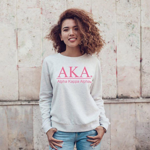 Sudadera con Cuello Redondo AKA Message, Bordado Blanco y Rosa, Prenda Personalizada para Mujeres de Hermandades Griegas - Product Image 6