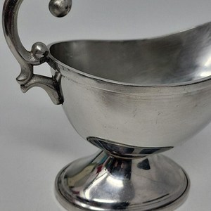 Exclusivo Servidor de Gravy Metálico para una Experiencia Gastronómica Premium - Product Image 3