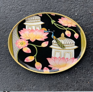Plaque en laiton poli présentant un design artistique de bassin de lotus rose peint, motif artistique en métal Pichwai disponible à prix de gros. - Product Image 6