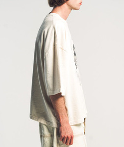 เสื้อยืดสีครีมทรงหลวมไหล่ตก น้ำหนักเบา ผ้าฝ้าย 100% สำหรับผู้ชาย สวมใส่สบาย ตะเข็บทนทาน รับผลิตแบบ OEM/ODM - Product Image 4