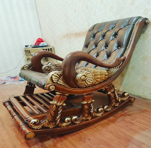 Fauteuil à bascule en teck massif, richement sculpté, avec motifs latéraux ornés de paons/cygnes et décorations en volutes, à prix de gros. - Product Image 5