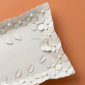 Cet ensemble de deux plateaux rectangulaires en métal présente des bordures à motifs floraux détaillés et des accents de papillons pour servir des aliments et décorer. - Product Image 4