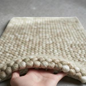 Alfombra de Lana Neutral Hecha a Mano con Diseño de Guijarros |   Tejido Texturizado en Tonos Tierra |   Decoración de Piso Artesanal Sostenible para el Hogar Moderno - Product Image 4