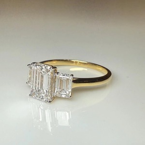 Bague de fiançailles solitaire en or jaune 18 carats avec diamant synthétique de 2,50 carats, couleur F, clarté VS1, taille émeraude, certifiée IGI, bijoux CVD - Product Image 3