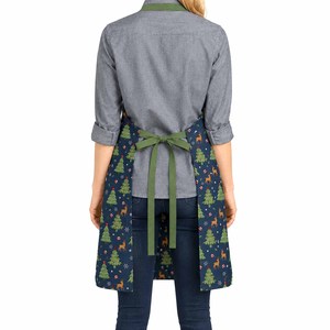 Delantal de cocina con diseño navideño estampado con patrón de árboles, 100% OEM, delantal de cocina con peto para Navidad a precio asequible. - Product Image 2
