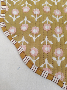 Sets de table modernes réversibles en coton matelassé à imprimé floral jaune, personnalisables et lavables en machine - Product Image 4