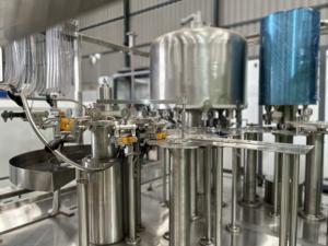 Système de remplissage automatique de bouteilles en plastique à grande vitesse, pompe à 6 buses, haute productivité, moteur à engrenages, PLC pour l'eau minérale industrielle - Product Image 3