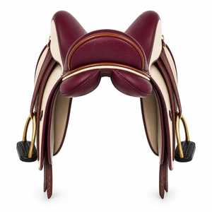 Selle d'équitation anglaise en cuir bordeaux avec panneaux crème et étriers en fer doré - Product Image 5