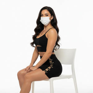 Ensemble de jupes personnalisées OEM de qualité supérieure pour femmes, comprenant un crop top à capuche avec impression de logo décontractée, idéal pour l'hiver. - Product Image 3