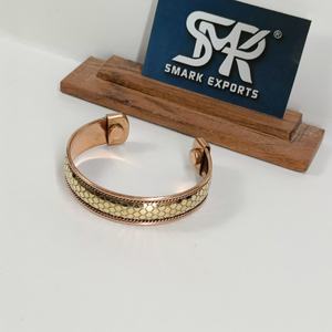 Brazalete Magnético de Cobre Hecho a Mano, Ajustable, Grabado, Diseño Tradicional y Elegante, Unisex, Acabado Antiguo/Pulido - Product Image 2