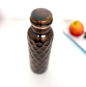 Botella de Agua de Cobre Puro Forjada a Mano de Primera Calidad, Recipiente para Hidratación, Acabado Oscuro con Patrón de Panal de Abeja - Product Image 4