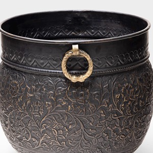 Pot de fleurs noir gravé avec poignée ronde dorée double face, idéal pour la décoration de luxe, les occasions spéciales et les cadeaux. - Product Image 3