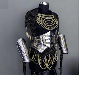 Armadura de Pauldron de Malla de Acero Negra con Cadenas de Púas Plateadas y Diseño Antiguo Grabado para Coleccionistas de Arte y Moda - Product Image 2