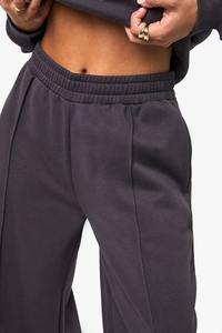 Conjunto de chándal de forro polar de 2 piezas para mujer al por mayor, top corto con capucha y bolsillo, ajuste holgado, para todas las estaciones, ropa casual, color liso con letras - Product Image 6