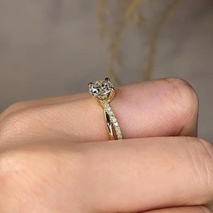 Anillo de Compromiso con Diamante Cultivado en Laboratorio, Corte Brillante Redondo, en Oro Amarillo Sólido con Banda Pavé, Joyería Fina, Regalo para Mujer - Product Image 2