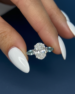 Anillo de Compromiso y Boda con Diamante Ovalado Cultivado en Laboratorio de 3.20CT, Piedras Laterales en Forma de Pera, Oro Blanco de 14K con Baño de Rodio, VVS2 F, Certificado IGI - Product Image 1