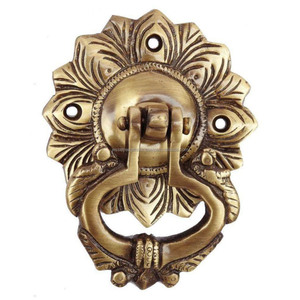 Aldaba de puerta de apartamento moderno elegante hecho de latón con acabado de latón antiguo diseño de flor de forma redonda hecho a mano - Product Image 1