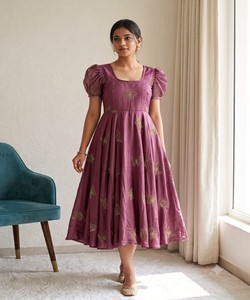 Robe midi en coton violet avec broderie papillon, vêtements décontractés pour femmes ethniques, design Inde Pakistan 86779 SHREE TEX- ST - 241 - Product Image 1