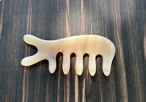 Peigne de massage Gua Sha en corne naturelle à cinq dents, gratteur facial et corporel, outil de drainage lymphatique pour usage domestique - Product Image 3