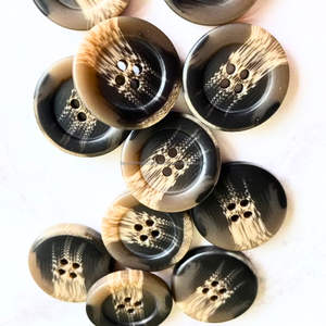 Botón de Cuerno de Búfalo Negro Personalizado con Tono Blanco Natural, Accesorio de Moda Único de la India - Product Image 3