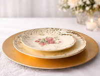 Assiette de présentation dorée de luxe avec texture artisanale pour banquets de mariage, mise en scène de table élégante et décoration d'événements