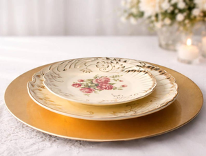 Assiette de présentation dorée de luxe avec texture artisanale pour banquets de mariage, mise en scène de table élégante et décoration d'événements - Product Image 5