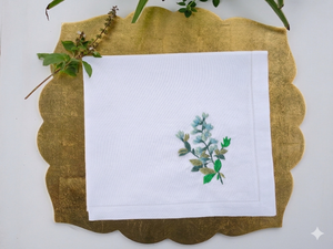 Serviette en lin avec broderie d'hortensia bleu, les tons doux créent une ambiance calme et relaxante pour l'heure du thé et les réunions. - Product Image 4