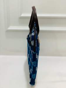 Sac pour ordinateur portable pour femme, imprimé Jaipuri exclusif, bleu zigzag moderne - Product Image 3