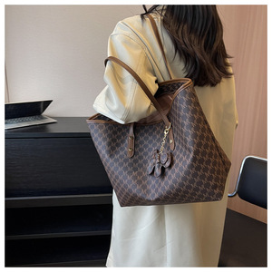 Sac fourre-tout en PU avec pendentif dessin animé simple, sac à bandoulière de luxe grande capacité pour femme, idéal pour les affaires - Product Image 5
