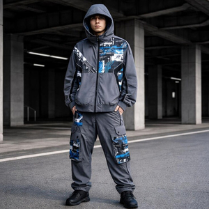 Chándal tecnológico para hombre con diseño utilitario y bolsillos con cremallera para un almacenamiento seguro. - Product Image 2