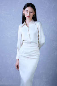 Conjunto Casual Vietnam 2026: Blusa de Seda Satinada Larga con Cuello Vuelto y Falda de Seda Fruncida para Mujer (Dos Piezas) - Product Image 6