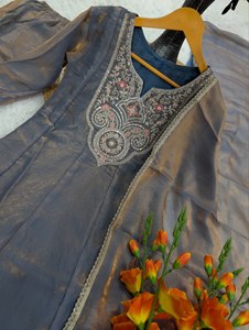 Conjunto de Salwar Kameez Gris Bordado para Mujer con Dupatta, Corte Holgado, Ropa Casual Tradicional India y Pakistaní, Tela de Poliéster - Product Image 5