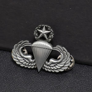 Insignias de Alta Calidad en Metal Plateado, Grabadas con Técnica de Esmalte Duro, para Venta al Por Mayor - Product Image 4