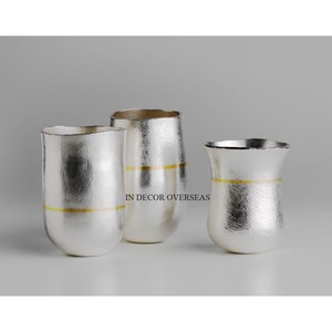Vases en métal modernes, argentés, brillants, polis, à texture unique, avec bande dorée, décoration intérieure, jardinières, style minimaliste, pots à fleurs - Product Image 1