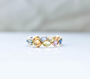 Anillo de Eternidad Delgado de Oro de 18K, Hecho a Mano, con Múltiples Zafiros Naturales, Corte Ovalado, Gema Arcoíris - Product Image 1
