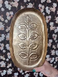 Elegante Bandeja de Servicio Tradicional de Latón para Ofrendas en el Hogar o Templo, con Intrincado Motivo Floral, Tono Dorado Brillante, Estilo Herencia - Product Image 6