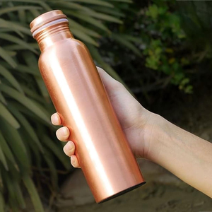 Nouvelle bouteille en cuivre avec finition antique de qualité supérieure, bouteille d'eau en cuivre avec design en relief, bouteille en cuivre pur - Product Image 2