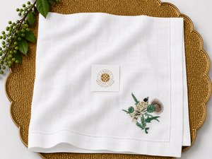 Serviette en lin avec petit oiseau sauvage, broderie délicate, toucher naturel doux pour les tables à thé et les repas chaleureux. - Product Image 1