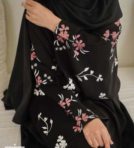 Abaya noire unie brodée florale pour femme, manches longues, longueur ras du sol, robe islamique modeste, vente en gros Dubaï - Product Image 1