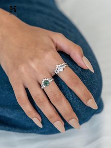Anillo de compromiso de lujo con diamante de laboratorio talla princesa y conjunto de anillos apilables de boda de oro blanco de 14K con diseño de chevron curvo - Product Image 5