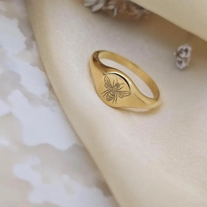 Anillo con Sello de Abeja, Anillo Grabado con Abeja en Oro de 14K, Anillos Minimalistas y Delicados, Regalos para Amantes de las Abejas, Anillo Grabable, Anillo de Abeja en Plata de Ley - Product Image 3