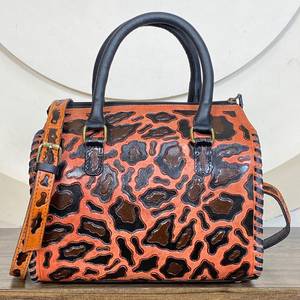 Nuevas Bolsas de Viaje de Fin de Semana Unisex de Lujo, Hechas a Mano con Cuero Vacuno y Estampado de Leopardo, Estilo Moderno - Product Image 2
