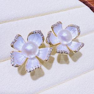 Boucles d'oreilles en perles d'eau douce véritable plaquées or 14 carats de style rétro personnalisées pour femmes, mode haut de gamme, élégance, tempérament, fleur - Product Image 4