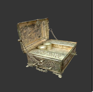 Boîte hexagonale en argent avec des sculptures florales complexes et des motifs d'oiseaux sur le couvercle. Disponible aux prix de gros. - Product Image 4