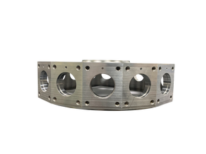Placa Circular de Aluminio Mecanizada por CNC con Cinco Orificios Grandes y Múltiples Orificios para Tornillos para Ensamblaje Industrial - Product Image 1