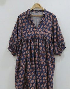 Robe mi-longue traditionnelle indienne pour femme, 100 % coton, faite main, tissée, motif floral dessiné à la main, col en V, manches bouffantes, coupe trapèze, formelle, naturelle - Product Image 4