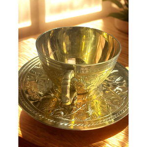 Taza y platillo de té y café con diseño en relieve en color oro latón, calidad exclusiva, taza y platillo para servir té a bajo precio. - Product Image 5