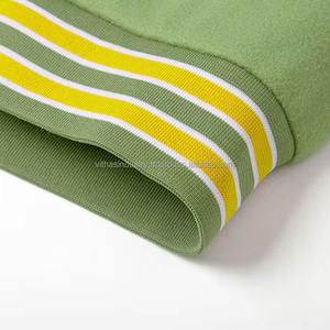 Chaqueta Letterman Verde con Bordado, Estilo Preppy Unisex, Chaqueta de Béisbol con Logo K, Mangas a Rayas, Corte Regular, Ropa de Invierno - Product Image 5