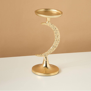 Ce porte-bougie doré en forme de pilier présente un support texturé en forme de croissant de lune, créant un accent saisissant pour la décoration intérieure. - Product Image 2