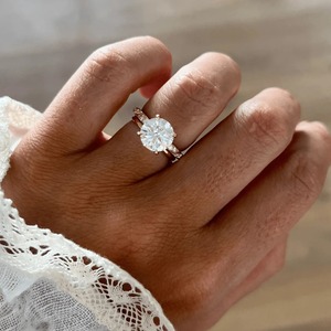 Anillo de compromiso de oro amarillo de 14K con diamante cultivado en laboratorio de corte redondo de 3 quilates y diseño de hoja de vid - Product Image 4